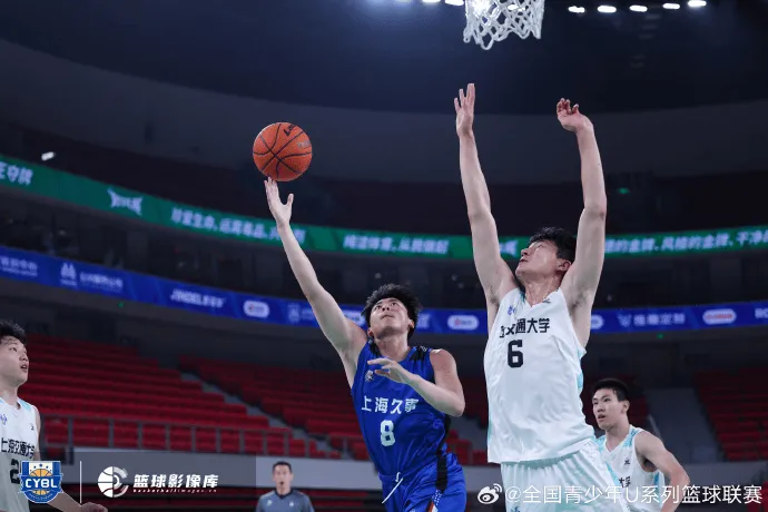 上海U21对阵上海交大赛场精彩图集：球队以66-72不敌对手