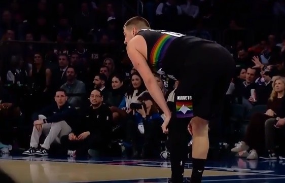 让人揪心！约基奇无对抗应力性摔倒&amp;掘金喊暂停 好在无碍继续打