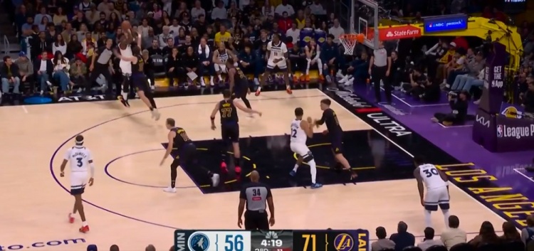 开云服务平台-第十个三分终于进了！爱德华兹单打里夫斯撤步三分命中