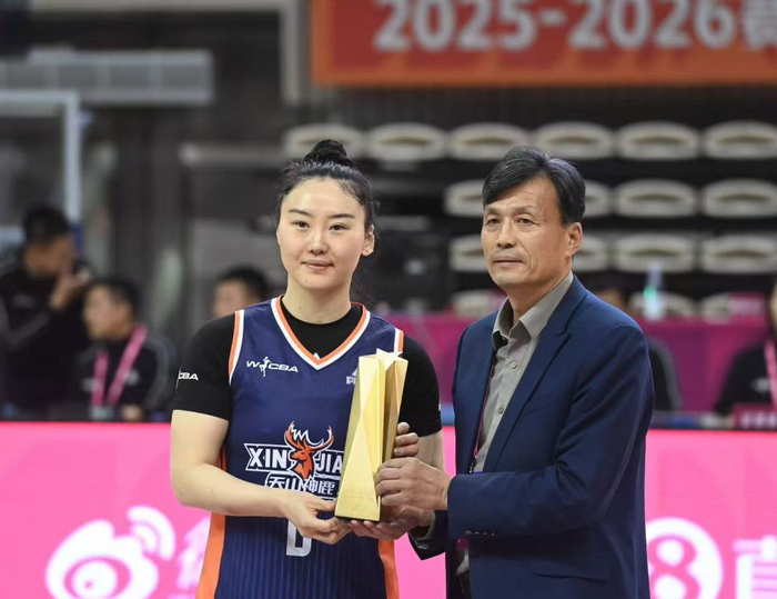 两次重伤后，她站上MVP领奖台|武桐桐|新华社|WCBA总决赛|新疆女篮|中国女篮_新浪体育_新浪新闻